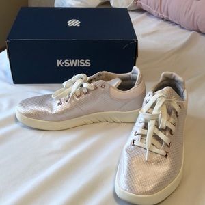 Tennis shoes